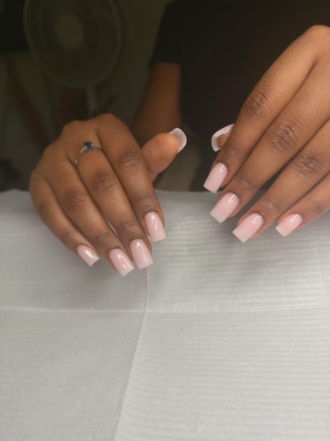 Résultat final : pose gel nude glossy sur les deux mains, finition naturelle