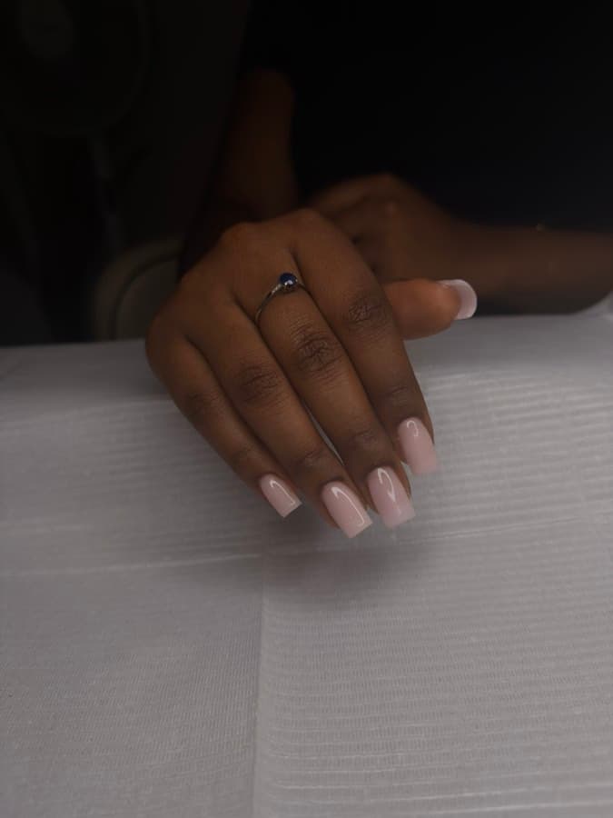 Pose gel nude carrée avec détail blanc