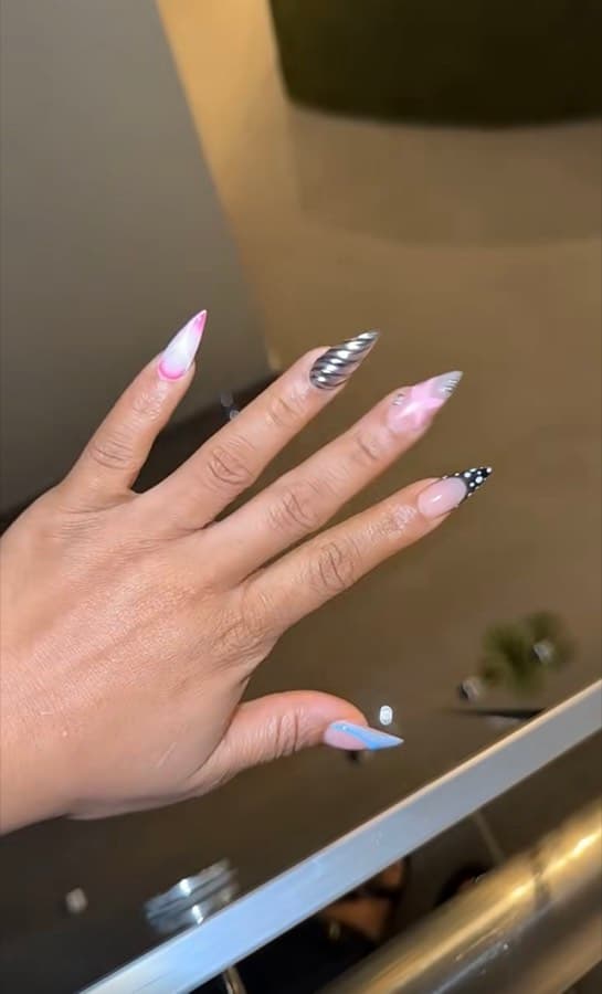 Pose gel colorée avec nail art mixte